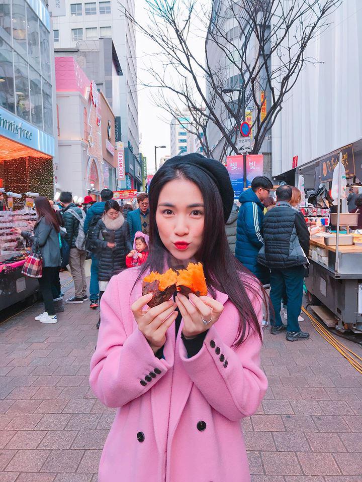 cuoi be bung voi thoi trang di an thit nuong ba dao cua "chi dai hoa ram but" hoa minzy - 5