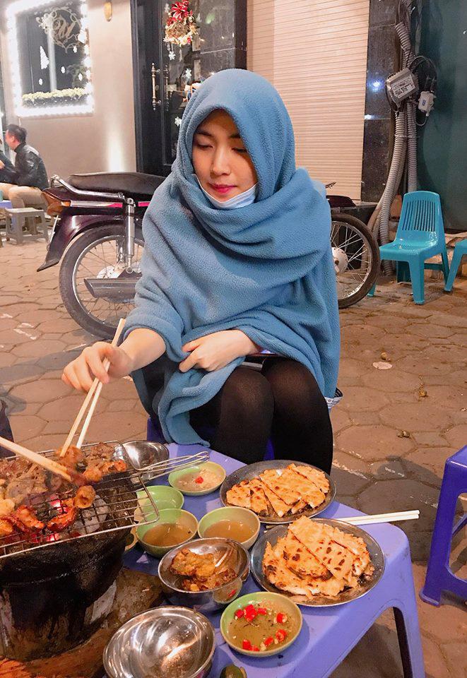 cuoi be bung voi thoi trang di an thit nuong ba dao cua "chi dai hoa ram but" hoa minzy - 1