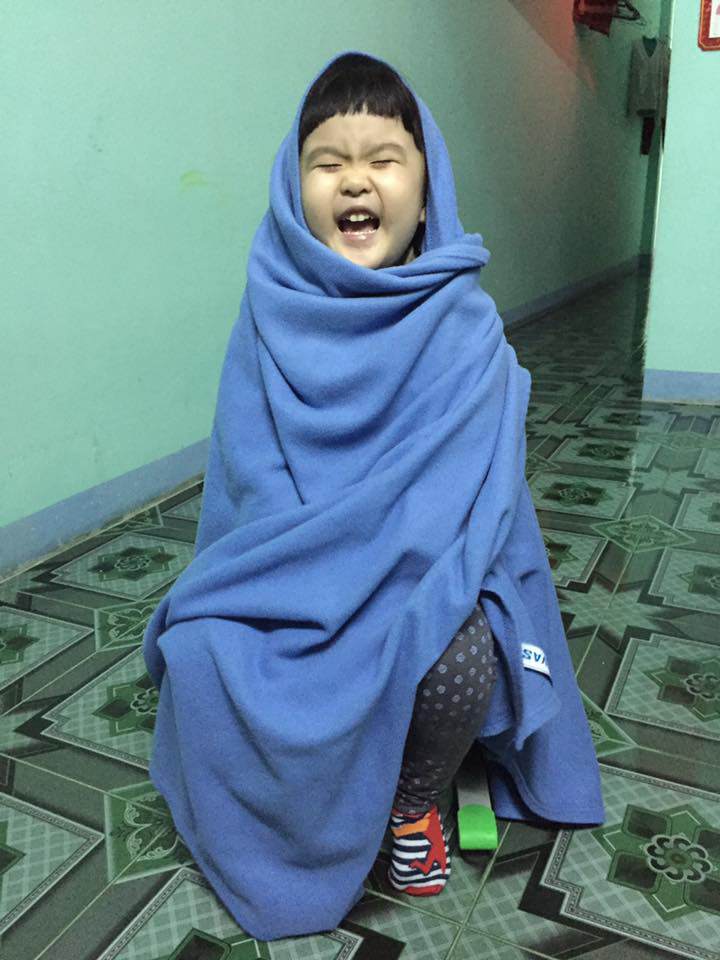 cuoi be bung voi thoi trang di an thit nuong ba dao cua "chi dai hoa ram but" hoa minzy - 3