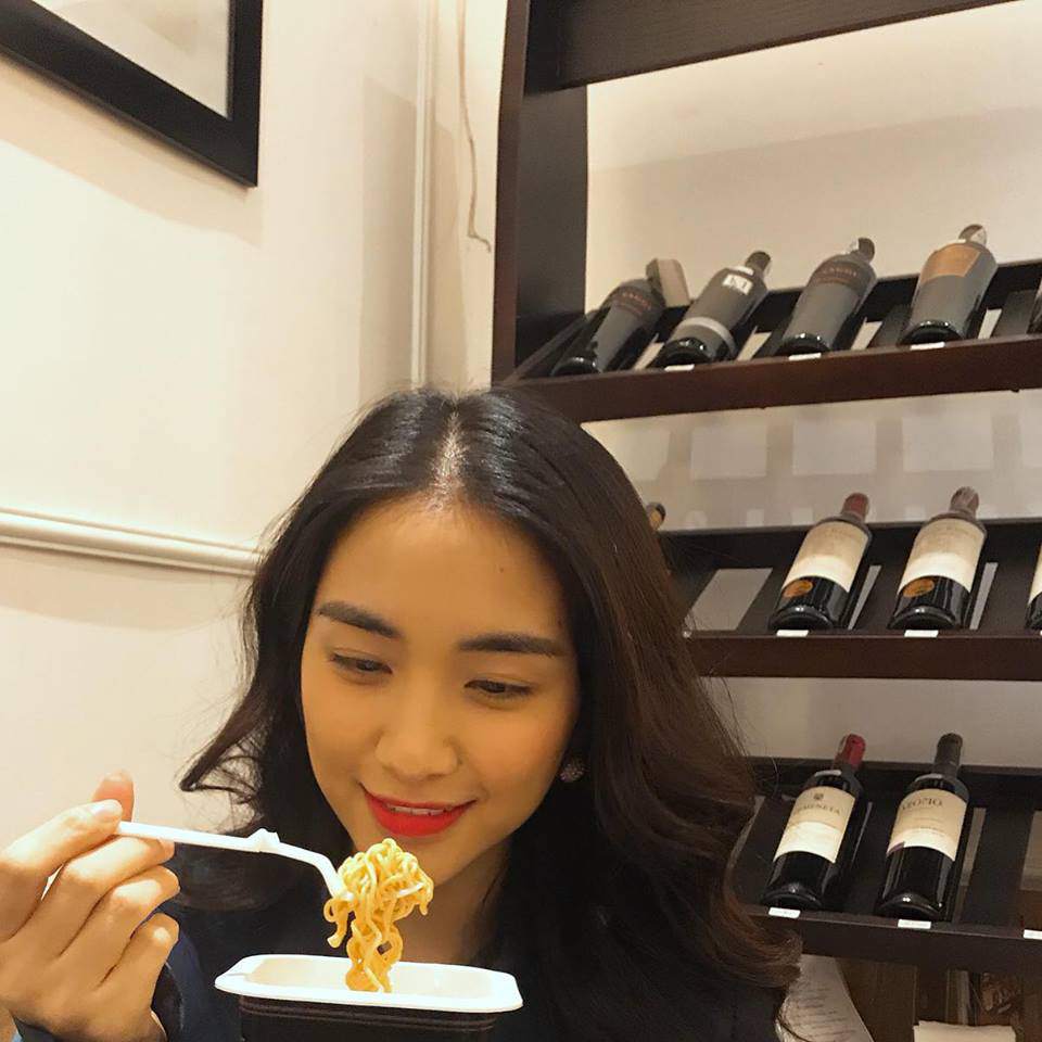 cuoi be bung voi thoi trang di an thit nuong ba dao cua "chi dai hoa ram but" hoa minzy - 7
