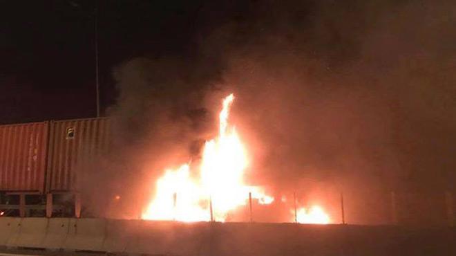 xe khach boc chay sau cu tong kinh hoang voi xe container, 2 nguoi thiet mang - 2