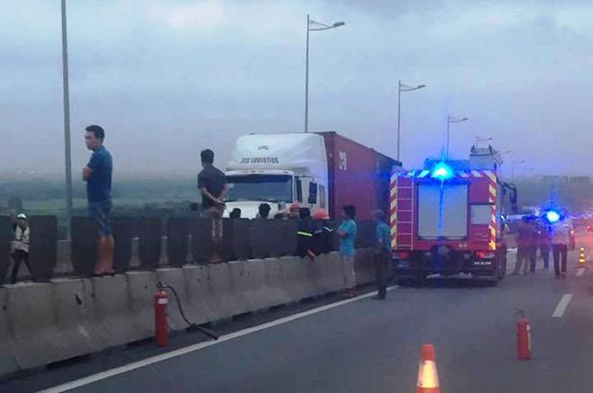 xe khach boc chay sau cu tong kinh hoang voi xe container, 2 nguoi thiet mang - 3