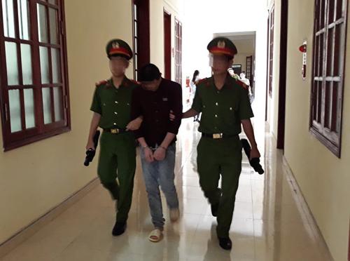 be gai 11 tuoi sinh con sau khi cho ban chan de 