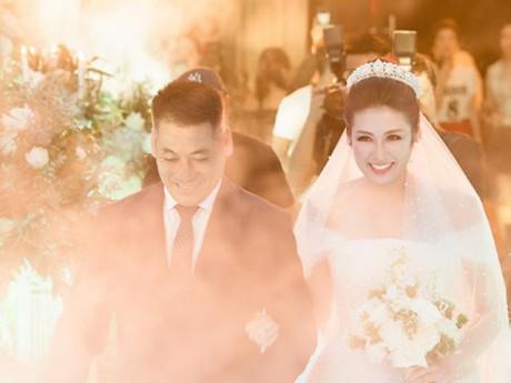 Khoảnh khắc bố Á hậu Tú Anh khoác tay đưa con gái vào lễ đường