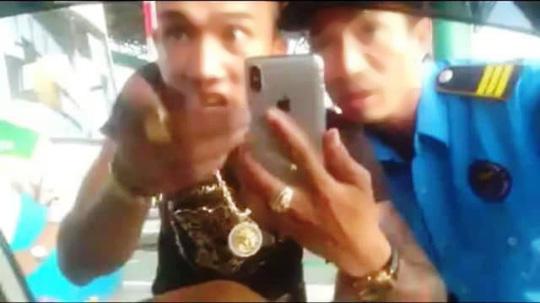 nam thanh nien xam tro chui boi, “trung cua quy” truoc mat nguoi phu nu qua tram bot - 1