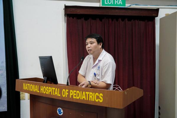 be trai 2 tuoi song thuc vat vi hoc hat nhan khi vua an, vua cuoi dua cung nguoi lon - 2