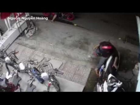 Bẻ khóa xe trong 15 giây, hành vi cướp giật táo tợn của tên trộm khiến người xem bàng hoàng