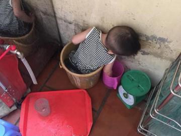 Một phút quên không trông con, mẹ hốt hoảng khi cô chủ gọi "Ra ngay mà xem thằng bé này"