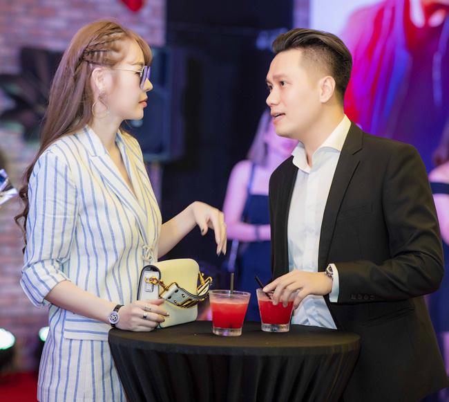 viet anh than mat don que van di xem phim nhu chua he co scandal hen ho xay ra - 7