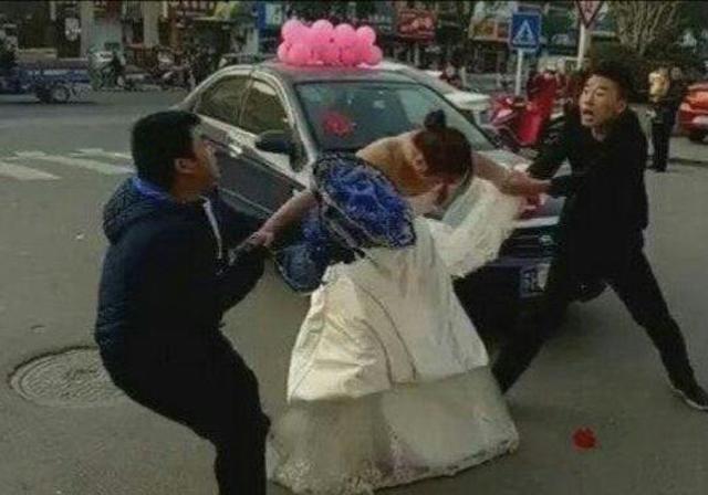 hy huu: dam cuoi thanh tro cuoi khi nguoi yeu cu co dau chan xe hoa doi noi tinh xua - 3