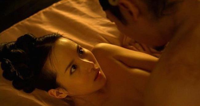 sao han tra gia dat khi tu minh dong canh nong: bi quay roi tinh duc, lo anh khoa than - 6