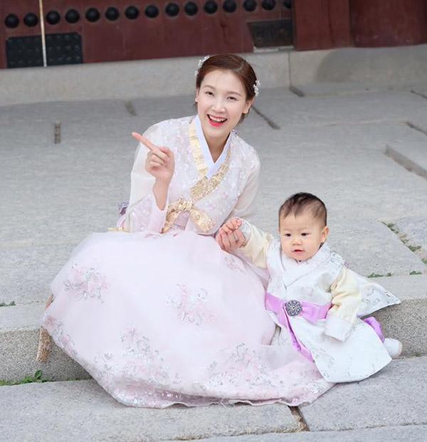 de thuong nhanh chong nhung sang hom sau, hoa hau ao dai hoang loan thay vung mau lon tren giuong - 4