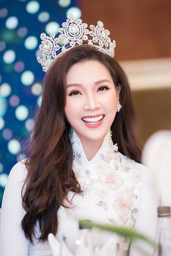 de thuong nhanh chong nhung sang hom sau, hoa hau ao dai hoang loan thay vung mau lon tren giuong - 1