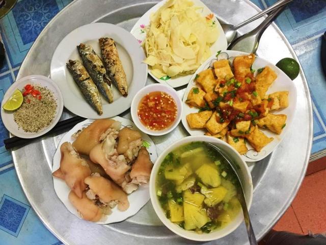 Vợ trẻ khoe mâm cơm 2 người 5 món tưởng được khen ai ngờ nhận gạch đá từ dân mạng