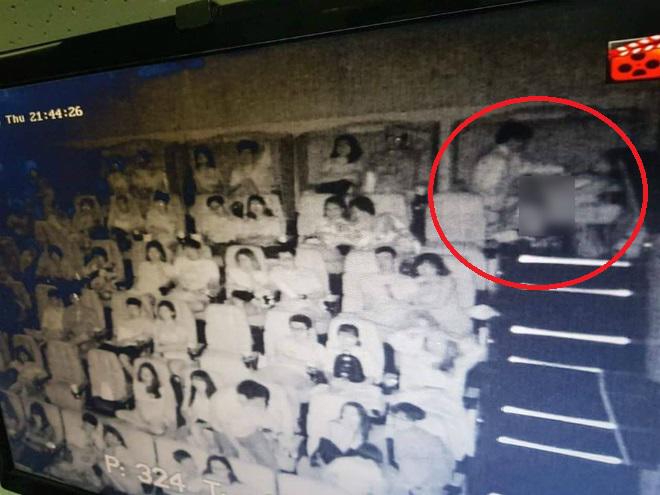 cap doi ngang nhien “may mua” trong rap chieu phim, mac ke nhung nguoi ngoi canh - 1