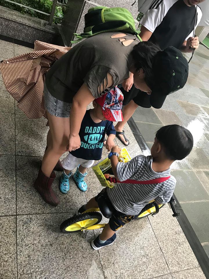 'doanh nhan' 4 tuoi 'khoi nghiep' duoc 310 nghin dong nho ban keo trong ham chung cu ha noi - 4