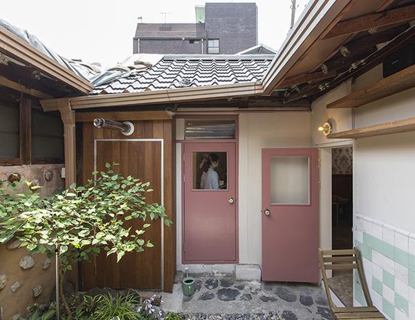 can nha 100 tuoi tuong "lac loai" giua pho thi, hoa ra lai qua doi binh yen - 1