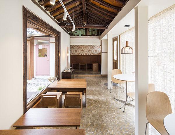 can nha 100 tuoi tuong "lac loai" giua pho thi, hoa ra lai qua doi binh yen - 15