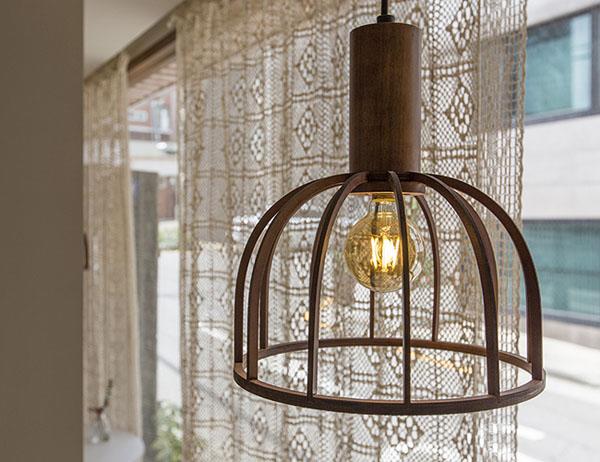 can nha 100 tuoi tuong "lac loai" giua pho thi, hoa ra lai qua doi binh yen - 16