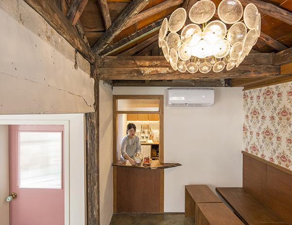 can nha 100 tuoi tuong "lac loai" giua pho thi, hoa ra lai qua doi binh yen - 3