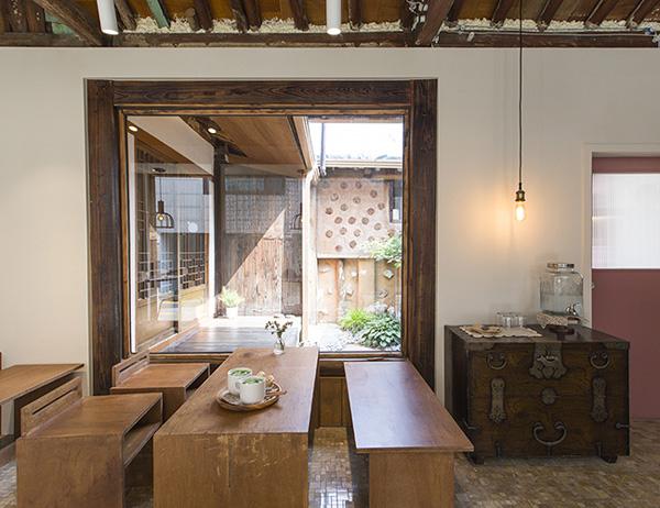 can nha 100 tuoi tuong "lac loai" giua pho thi, hoa ra lai qua doi binh yen - 4