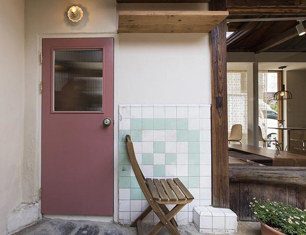 can nha 100 tuoi tuong "lac loai" giua pho thi, hoa ra lai qua doi binh yen - 5