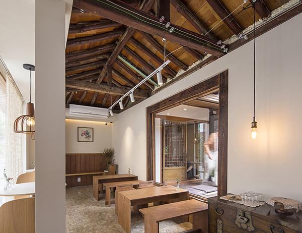 can nha 100 tuoi tuong "lac loai" giua pho thi, hoa ra lai qua doi binh yen - 6