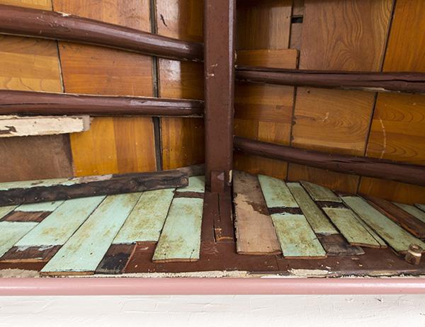 can nha 100 tuoi tuong "lac loai" giua pho thi, hoa ra lai qua doi binh yen - 7