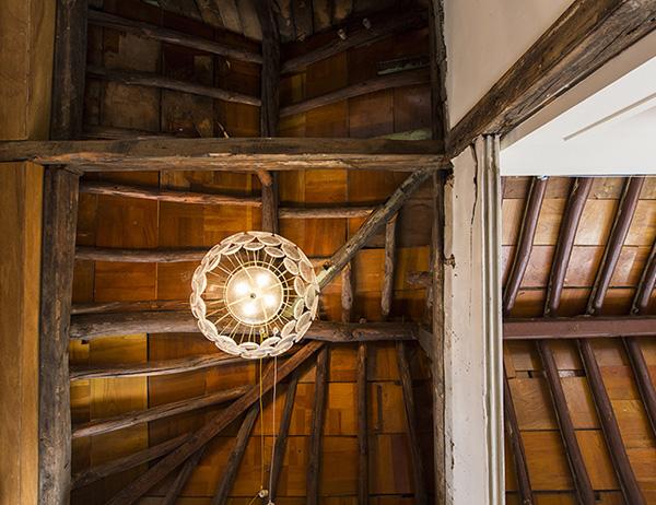 can nha 100 tuoi tuong "lac loai" giua pho thi, hoa ra lai qua doi binh yen - 9