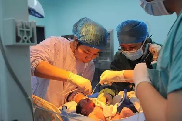 ba bau 8 thang nhap vien, bac si kham xong hot hoang khi nhin tay thai nhi - 2