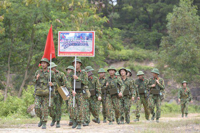 "mr can tro" xuan nghi doi dau cang thang voi chi huy sau man chong che khong du suc khoe - 2