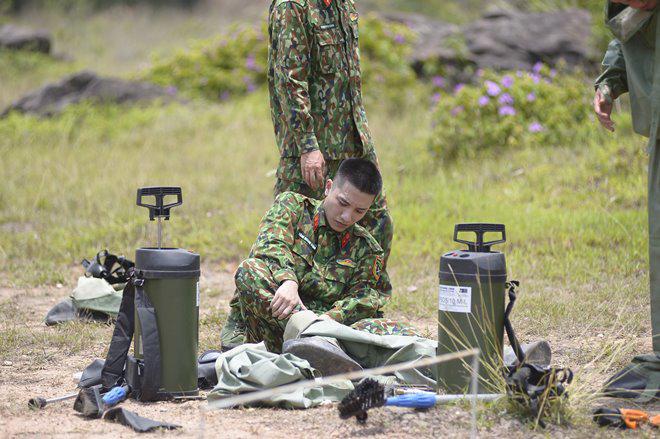 "mr can tro" xuan nghi doi dau cang thang voi chi huy sau man chong che khong du suc khoe - 7