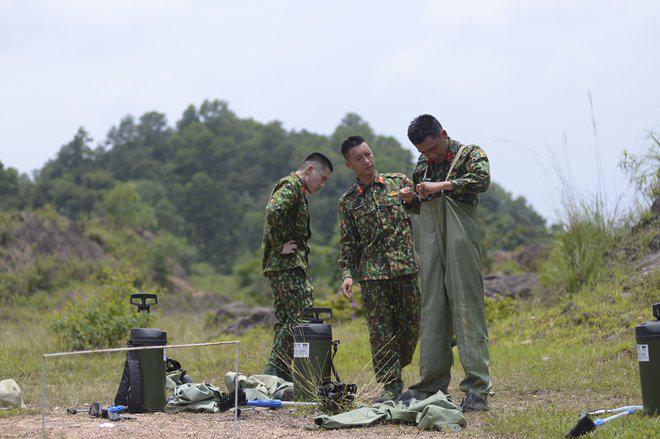 "mr can tro" xuan nghi doi dau cang thang voi chi huy sau man chong che khong du suc khoe - 8