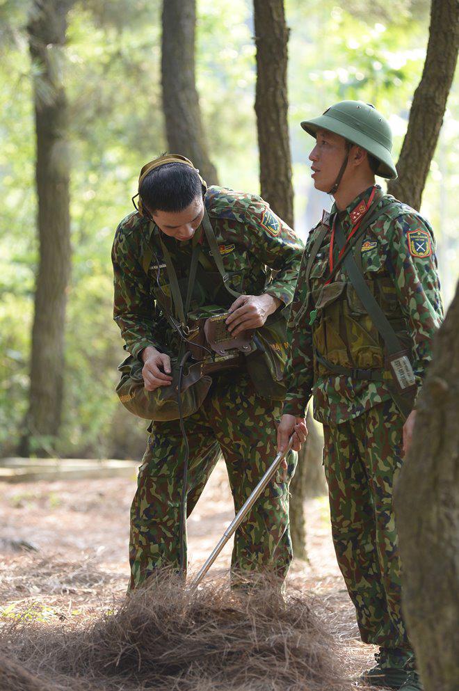 "mr can tro" xuan nghi doi dau cang thang voi chi huy sau man chong che khong du suc khoe - 17