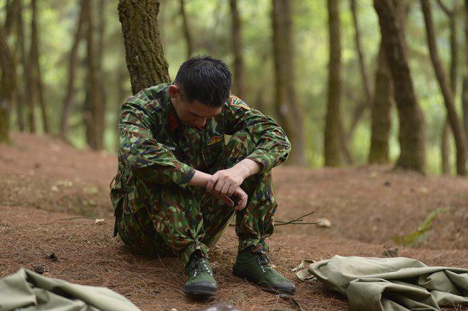 "mr can tro" xuan nghi doi dau cang thang voi chi huy sau man chong che khong du suc khoe - 13