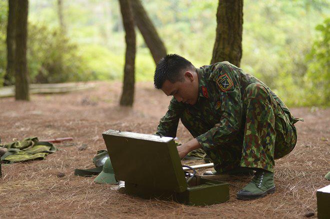 "mr can tro" xuan nghi doi dau cang thang voi chi huy sau man chong che khong du suc khoe - 14