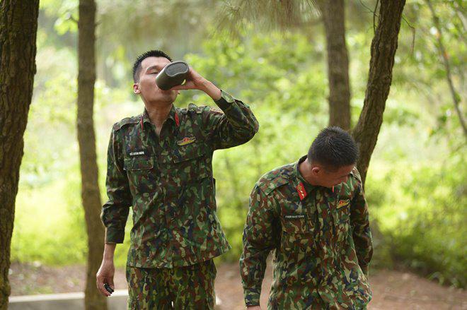 "mr can tro" xuan nghi doi dau cang thang voi chi huy sau man chong che khong du suc khoe - 12