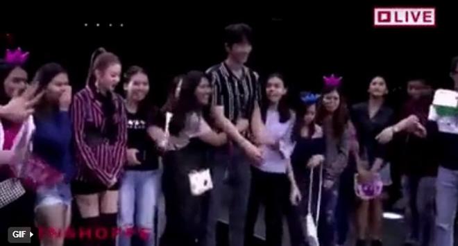 ngoi sao 24/7: phan kim lien phan cam nhat cbiz "da" chang cao 1 met, hen ho anh cao 2m3 - 10