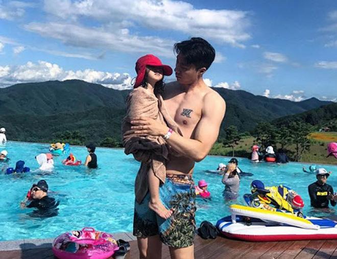 bo dien trai cao 1m92 ben canh co con gai nho xiu khien me nao nhin cung me - 13