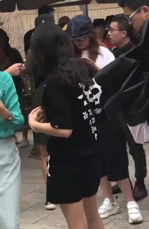 an dien don gian, du chang nhin ro mat trieu vy van duoc khen tre nhu gai doi muoi - 2