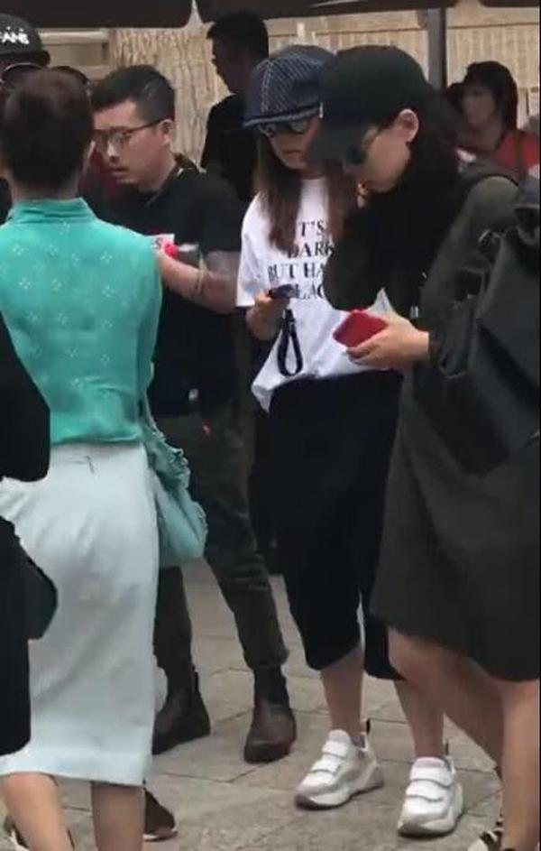 an dien don gian, du chang nhin ro mat trieu vy van duoc khen tre nhu gai doi muoi - 3