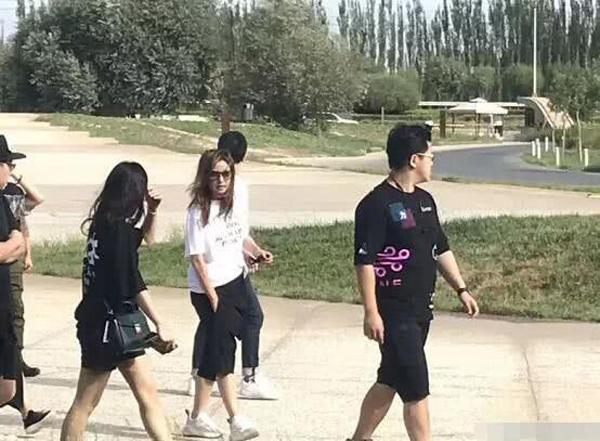 an dien don gian, du chang nhin ro mat trieu vy van duoc khen tre nhu gai doi muoi - 1