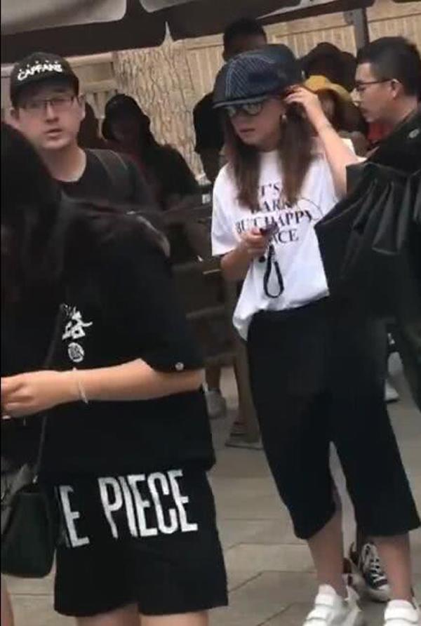 an dien don gian, du chang nhin ro mat trieu vy van duoc khen tre nhu gai doi muoi - 5