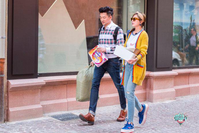 an dien don gian, du chang nhin ro mat trieu vy van duoc khen tre nhu gai doi muoi - 7