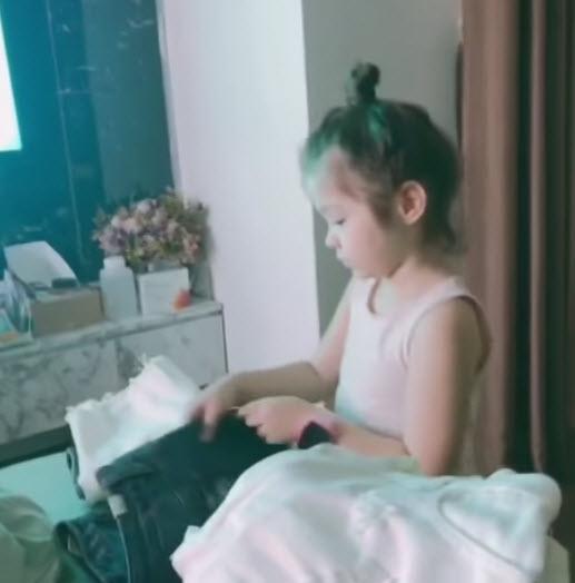 hanh dong cua cadie moc tra sau khi "trach" me bay do lung tung duoc dan mang khen het loi - 1