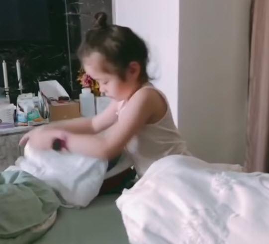 hanh dong cua cadie moc tra sau khi "trach" me bay do lung tung duoc dan mang khen het loi - 2