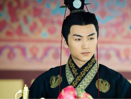 hoang de dam loan mot cach quai dan, bat vo khoa than cho thien ha cung chiem nguong - 1