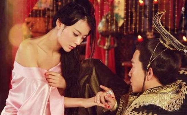 hoang de dam loan mot cach quai dan, bat vo khoa than cho thien ha cung chiem nguong - 4