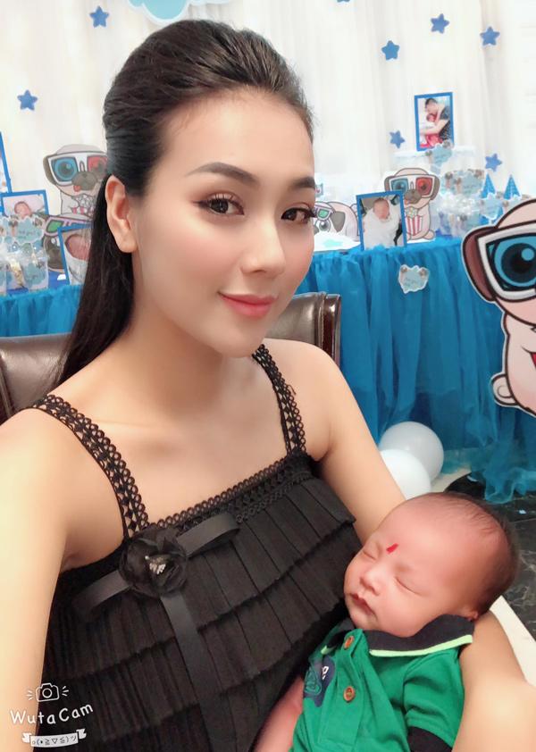 hotgirl goi cam o tuyet tinh coc ngay nao nay hoa chuan me bim sua, hut hang khi soi guong - 5