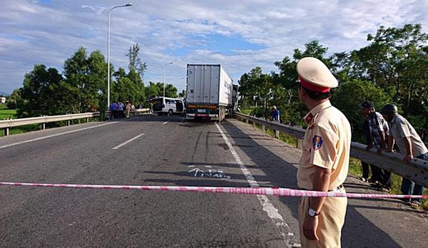 xe don dau gap nan o quang nam: loi ke cua nhung nguoi dau tien den hien truong giai cuu - 4